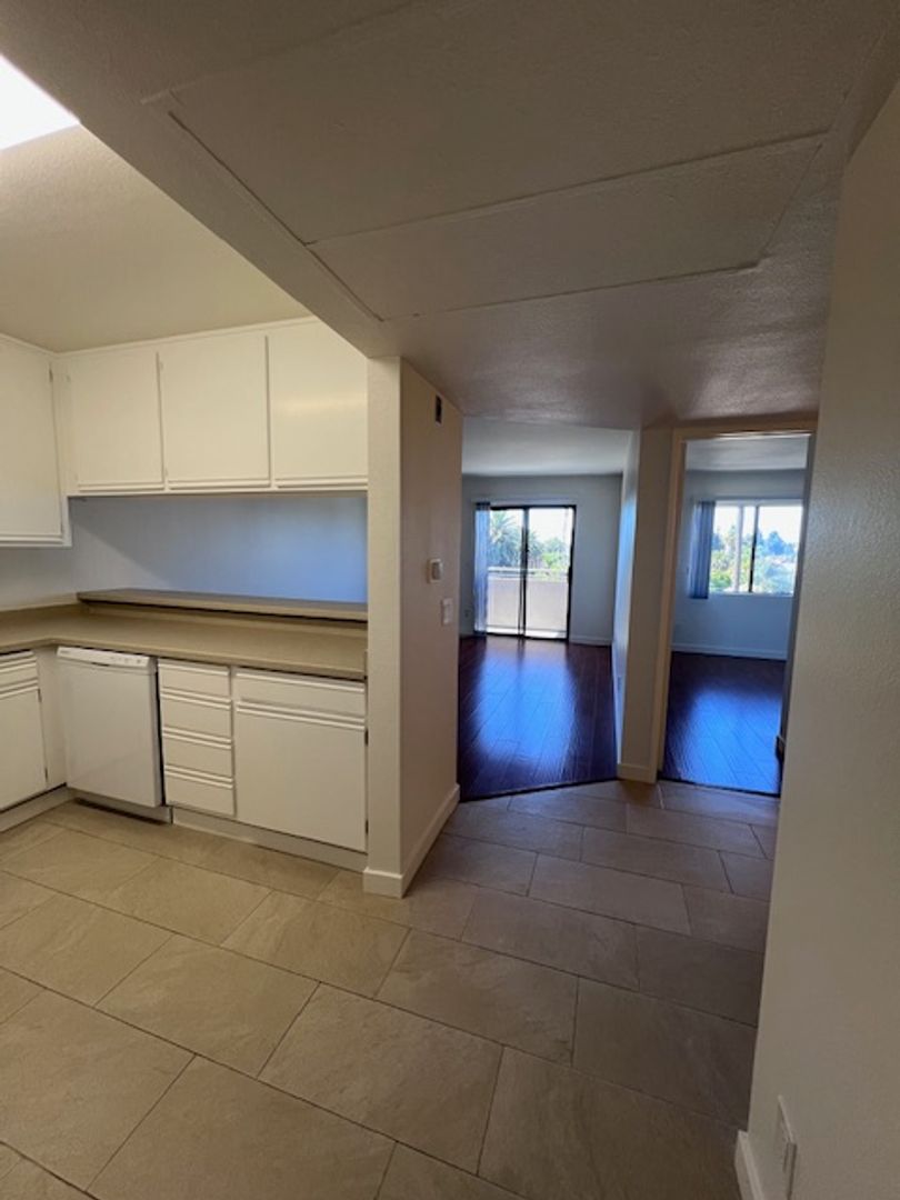 Los Angeles Apartment: 2449 Barrington Avenue