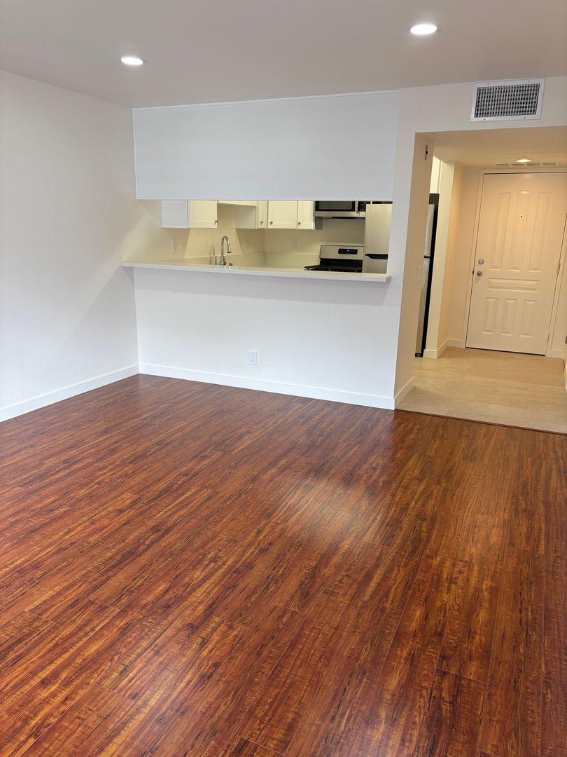 Los Angeles Apartment: 2449 Barrington Avenue