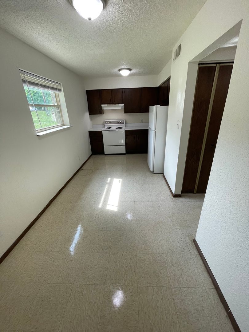 Neosho Apartment: 1451 Pineville Rd