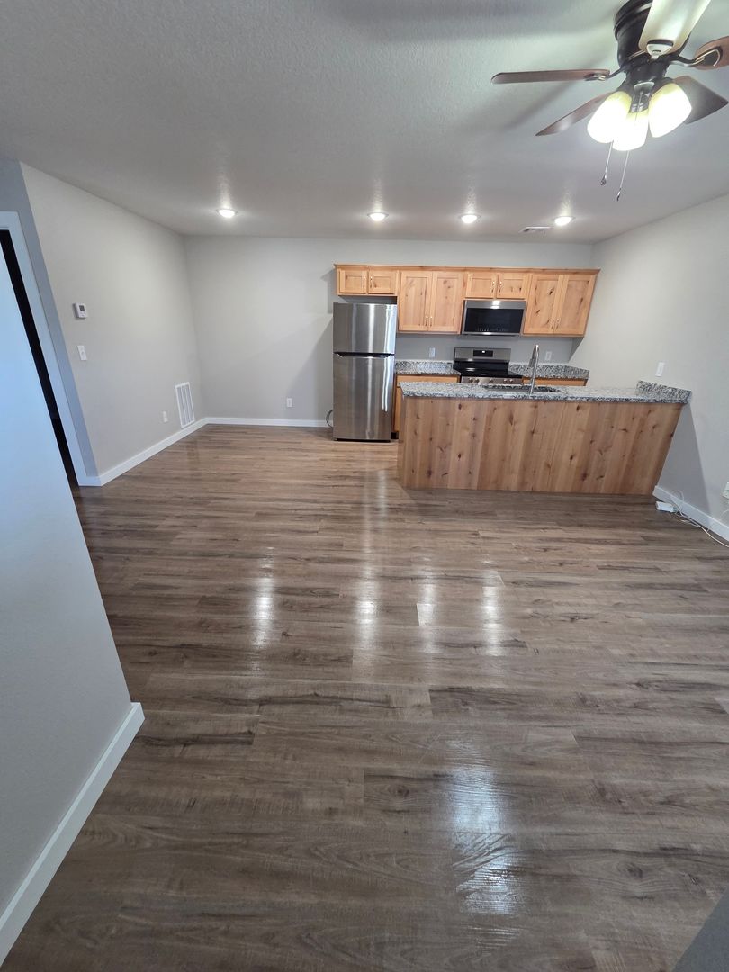 Carthage Apartment: 2901-2923 White Rock Rd