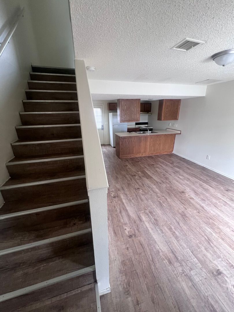 Pittsburg Apartment: 215 W Hudson