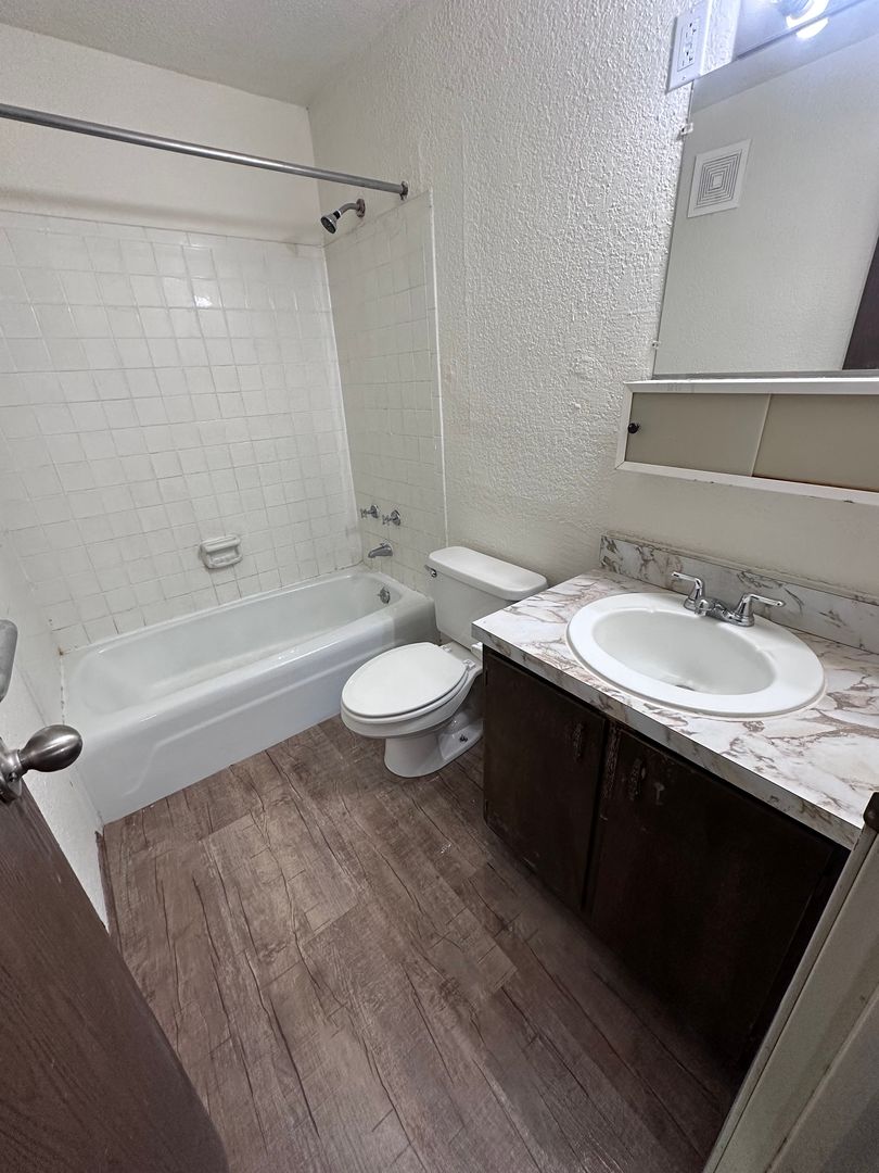 Neosho Apartment: 1451 Pineville Rd