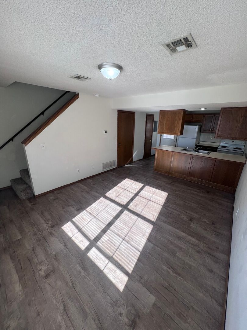 Pittsburg Apartment: 215 W Hudson