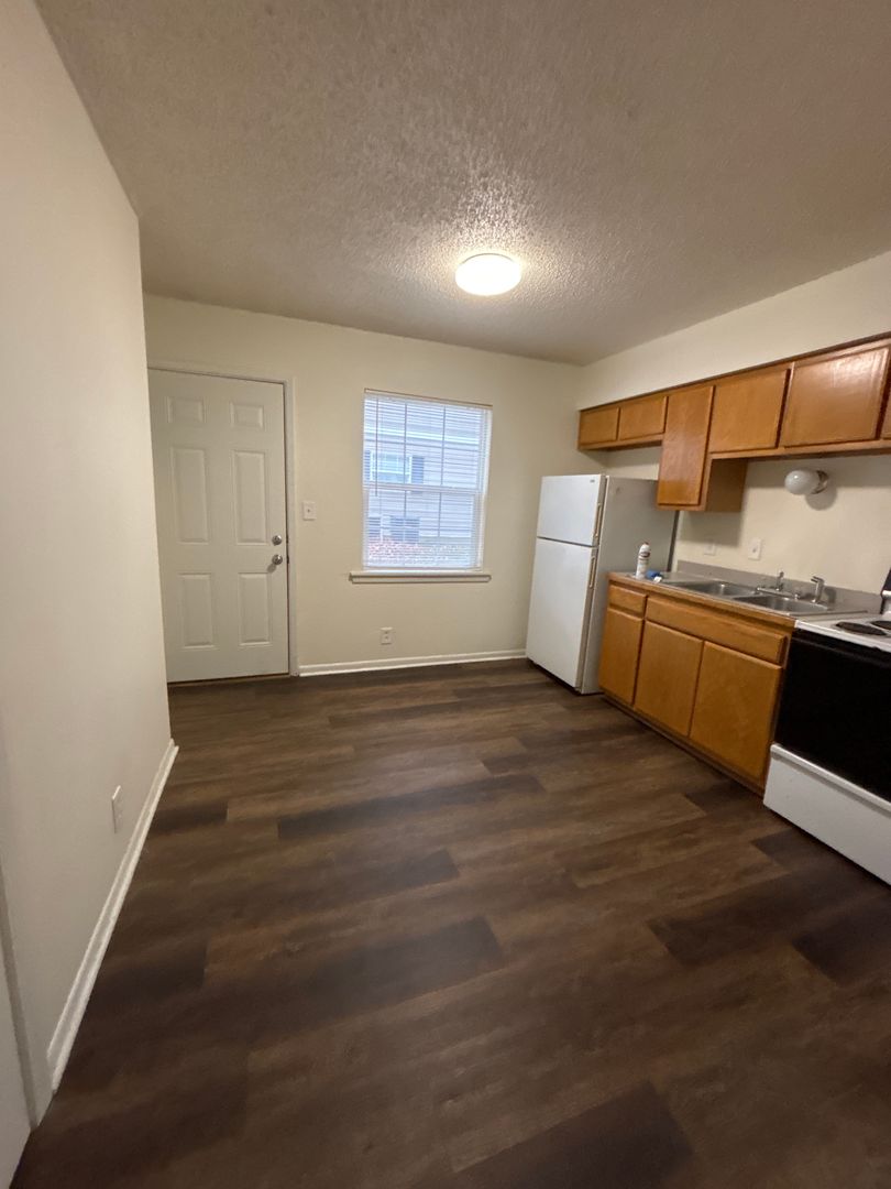 Pittsburg Apartment: 2014 S Elm St