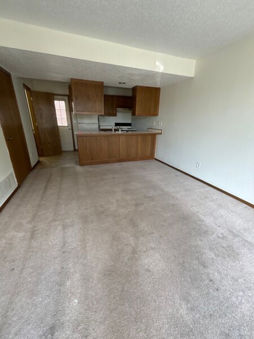 Pittsburg Apartment: 215 W Hudson