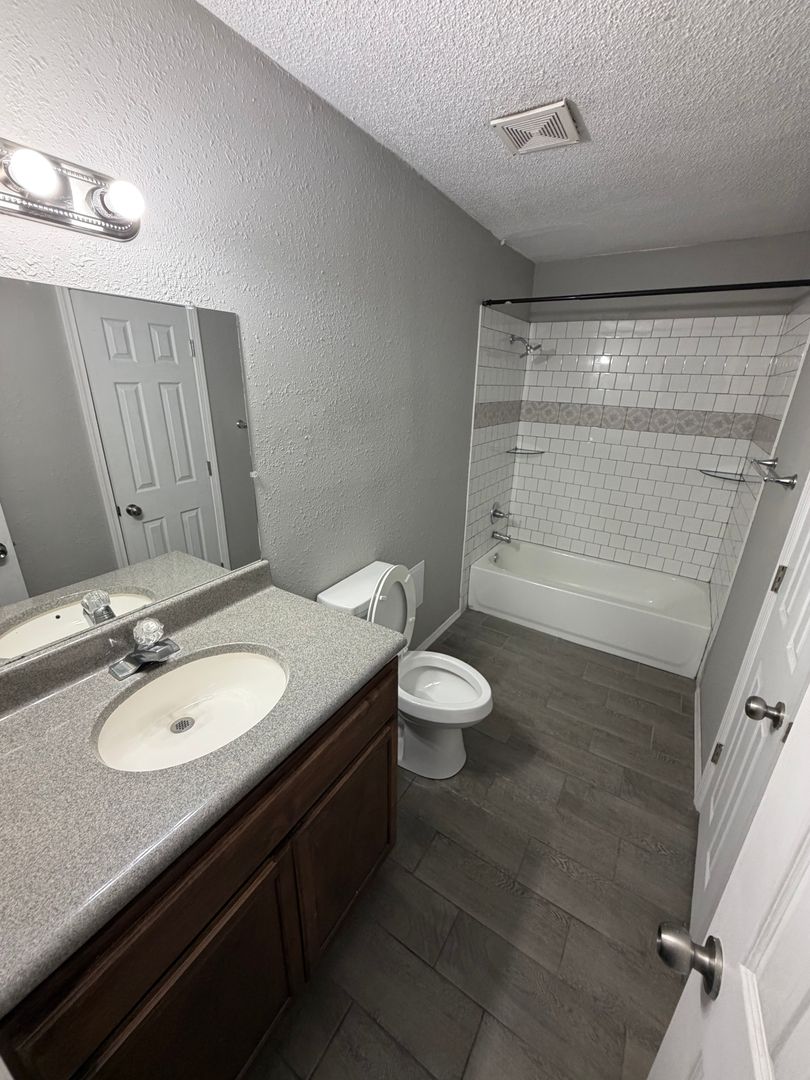 Neosho Apartment: 1526 Pineville Rd