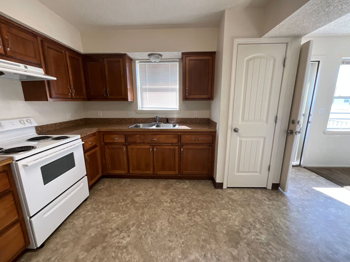 Neosho Apartment: 201 White Ave