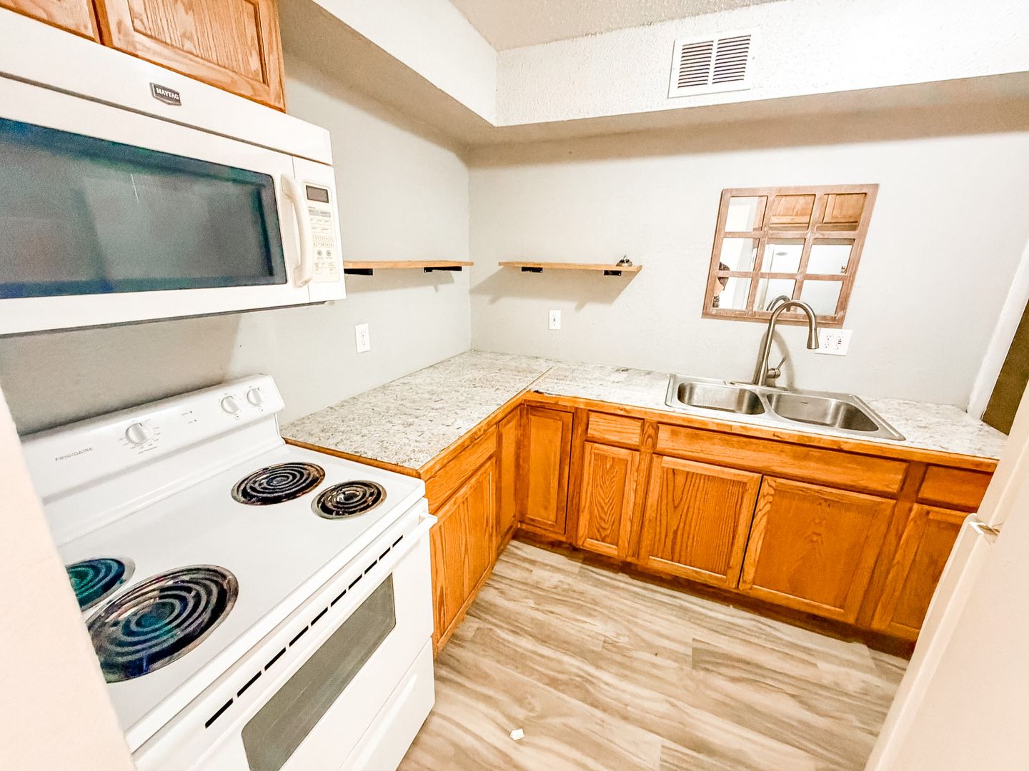 Neosho Apartment: 1526 Pineville Rd