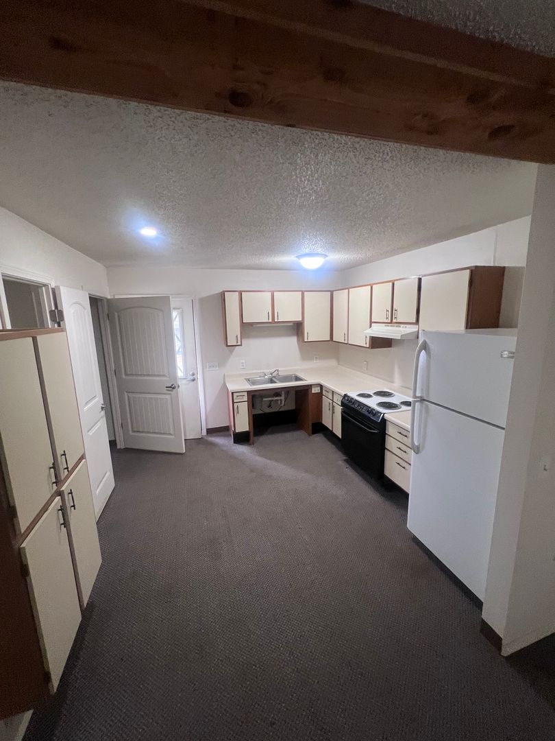 Neosho Apartment: 201 White Ave