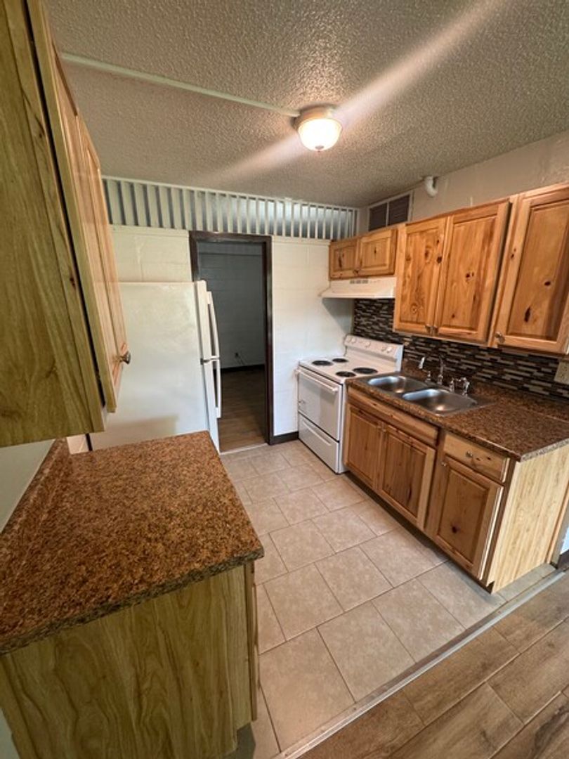 Neosho Apartment: 201 White Ave