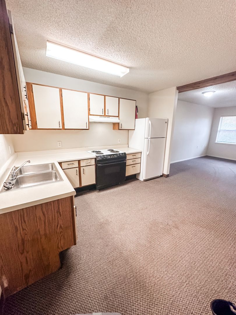 Baxter Springs Apartment: 201 E 28th Street