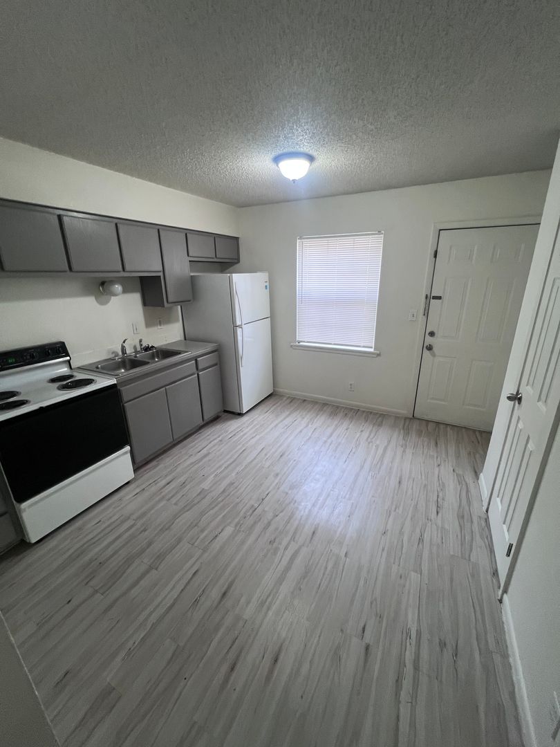 Pittsburg Apartment: 2014 S Elm St