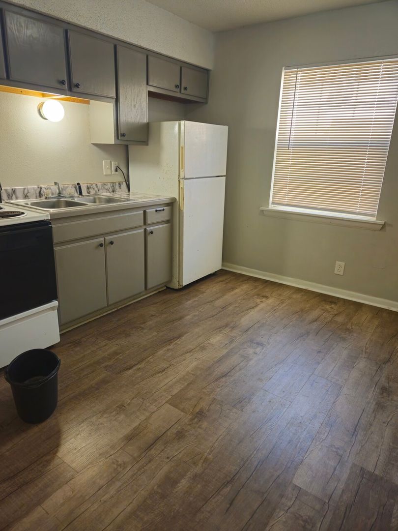 Pittsburg Apartment: 2014 S Elm St