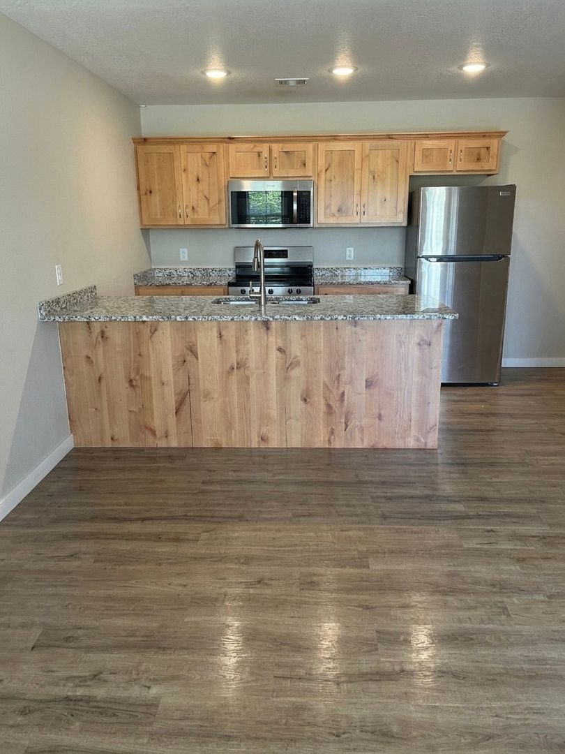 Carthage Apartment: 2901-2923 White Rock Rd