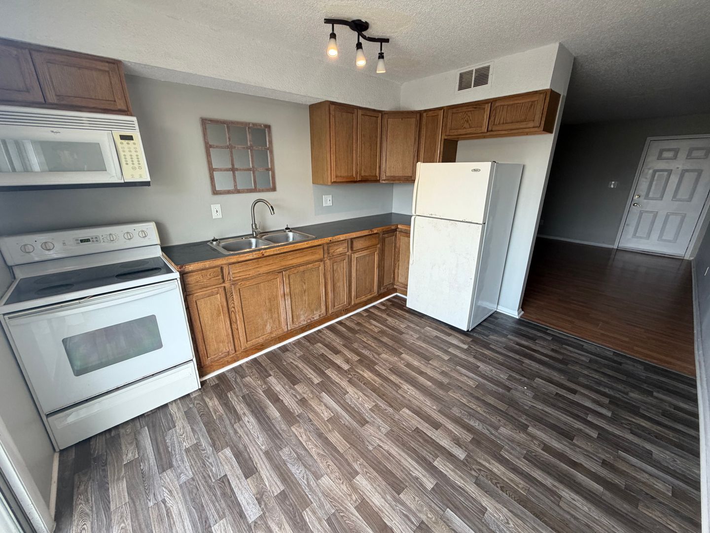 Neosho Apartment: 1526 Pineville Rd