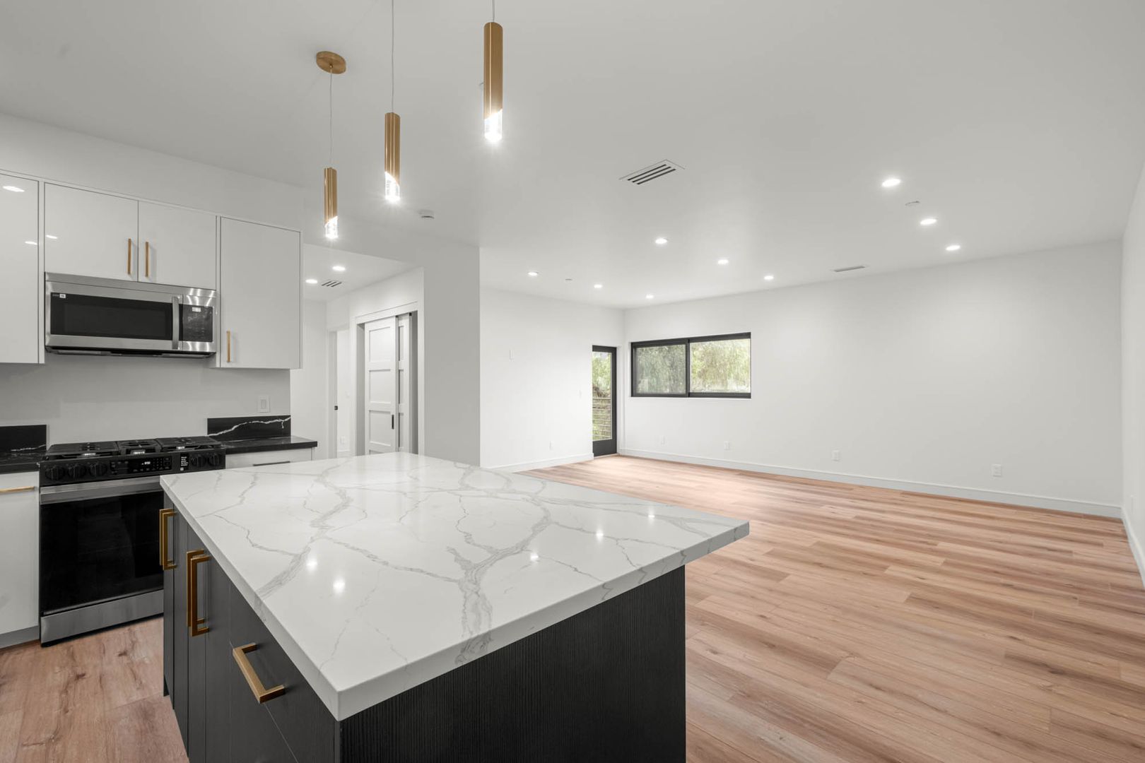 Los Angeles Apartment: 1920 S Sherbourne Dr