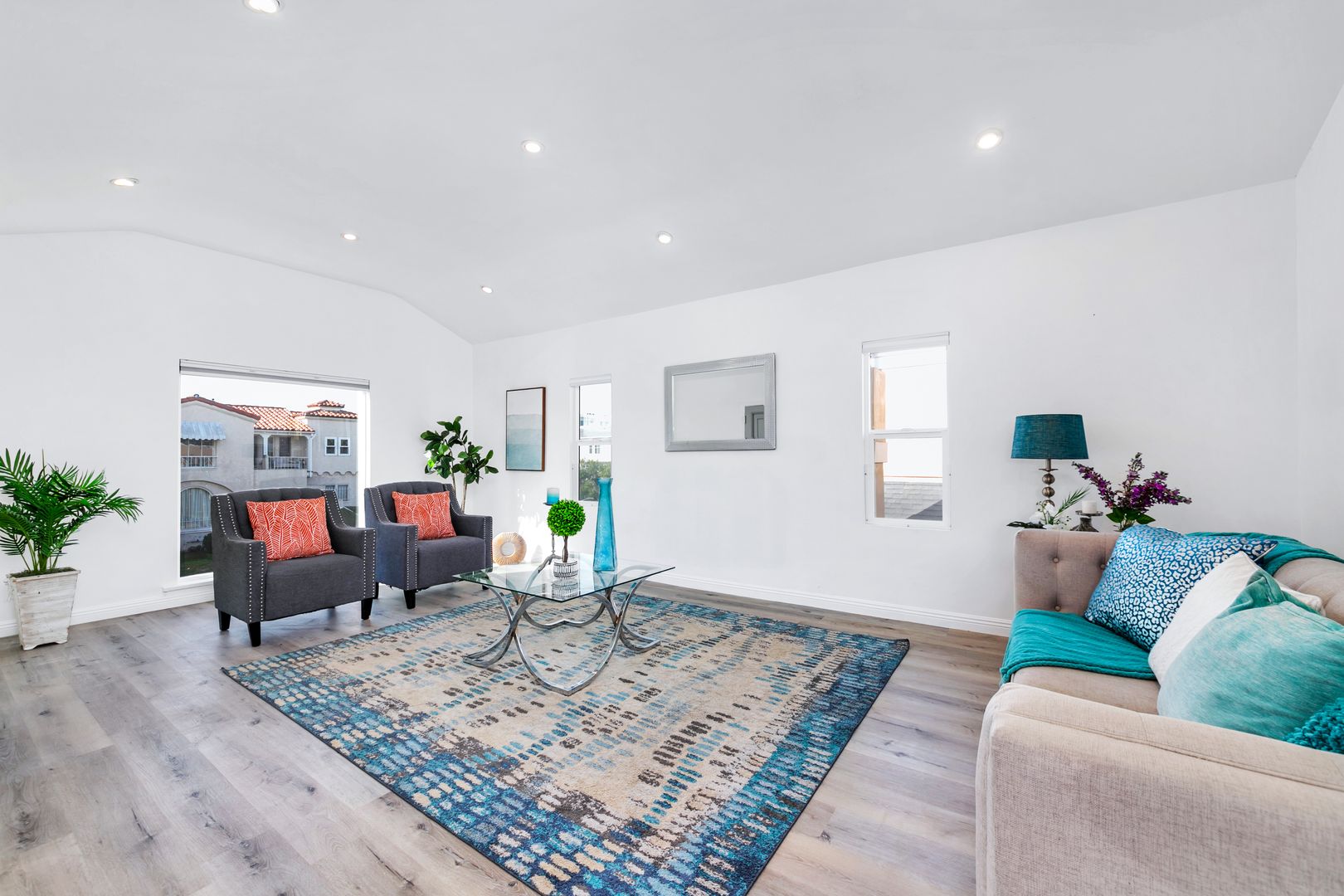 Los ANgeles Apartment: 1510 S Durango Ave