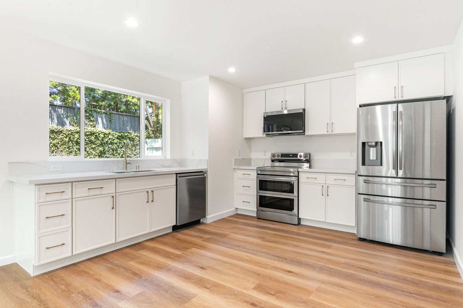 Los Angeles Apartment: 1512 Durango Ave