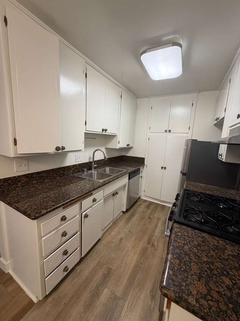 Los Angeles Apartment: 848 S. Holt Avenue