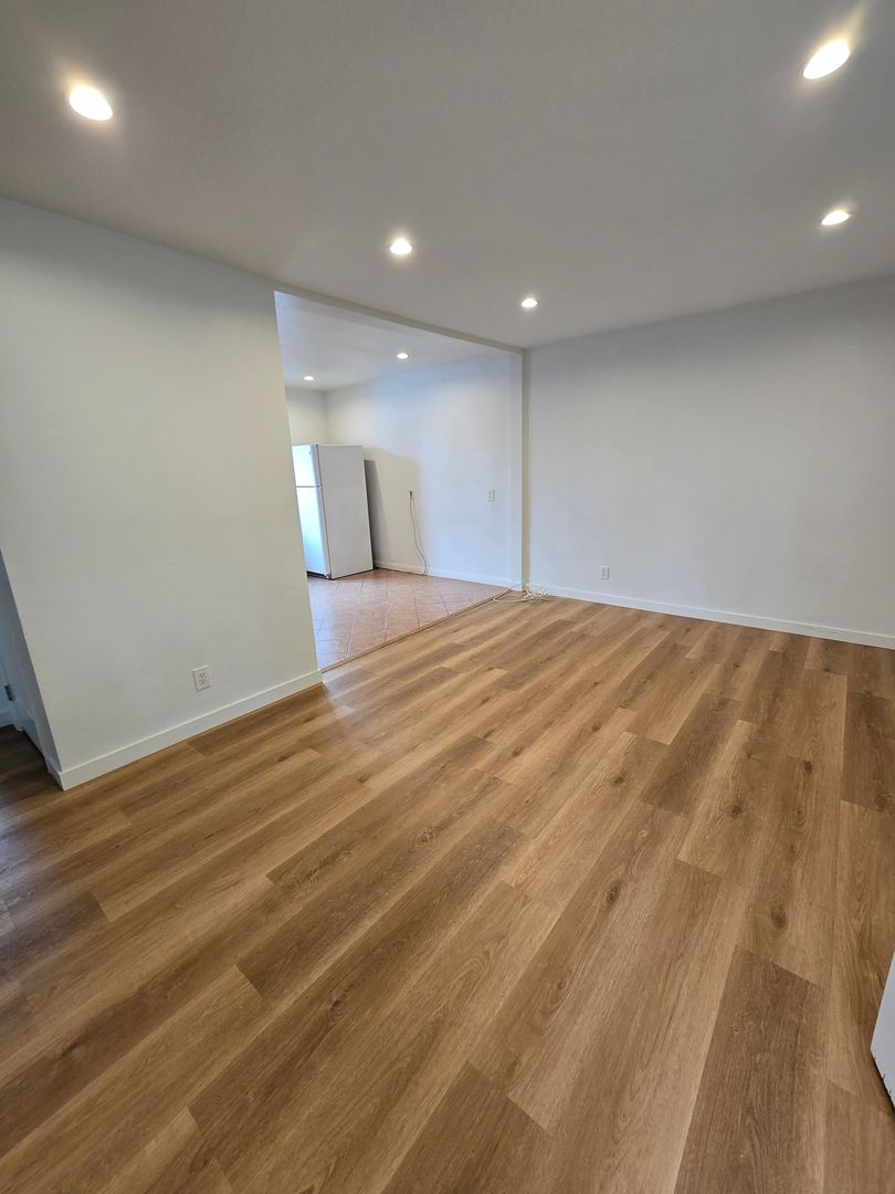 Venice Apartment: 610 Westminster Avenue