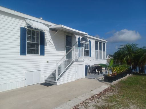 Newly Remodeled / Furnished 2 Bedroom / 2 Bathroom – photo 1