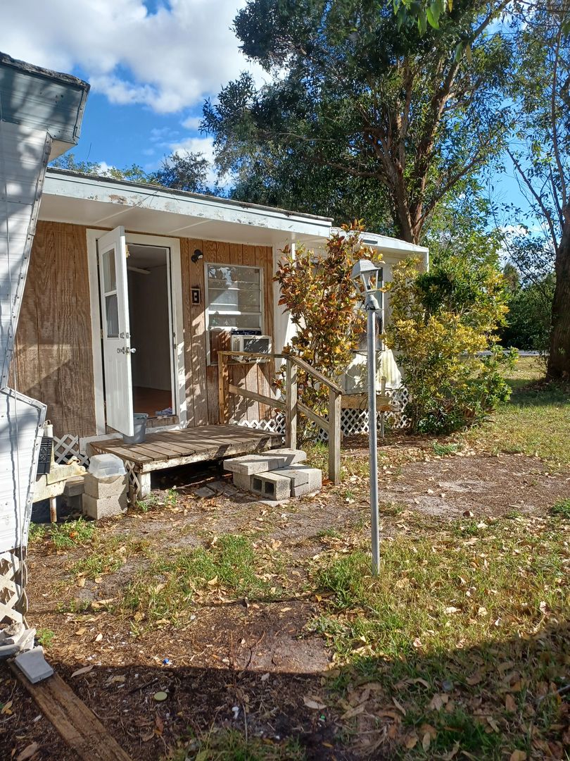 North Fort Myers Apartment: 8305 McDaniel Dr