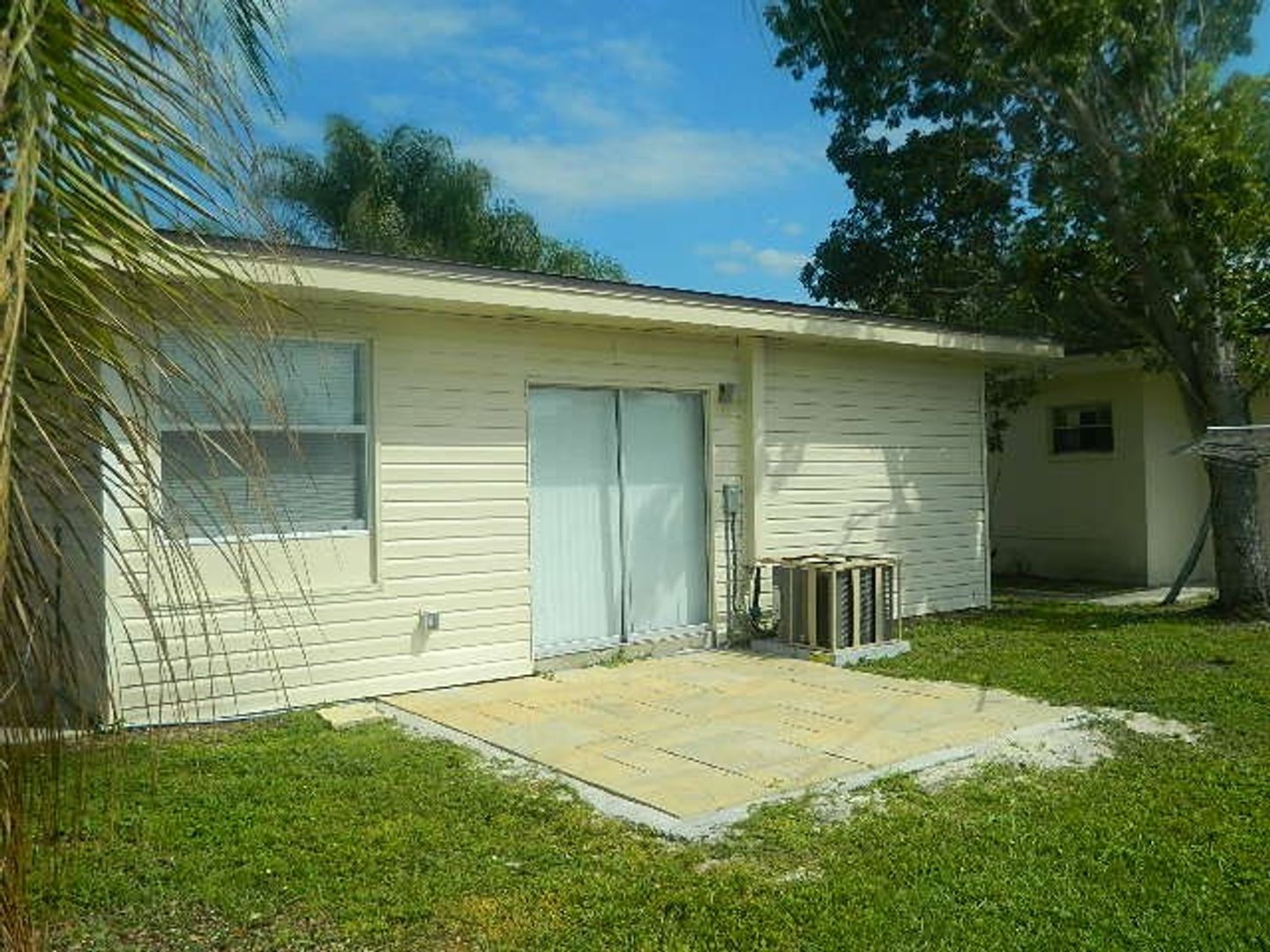 Fort Myers Apartment: 2750 Lakeview Dr