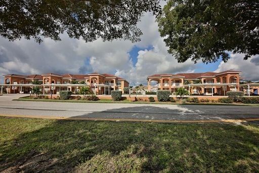 SW Area Condo with a Community Pool – photo 1