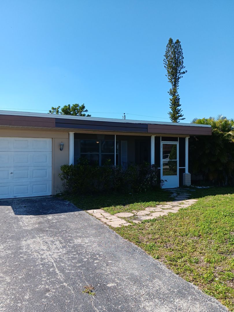 Cape Coral House: 312 NE 11th Place