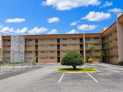 Welcome to Tampa Racquet Club – Where Comfort Meets Convenience! – photo 1