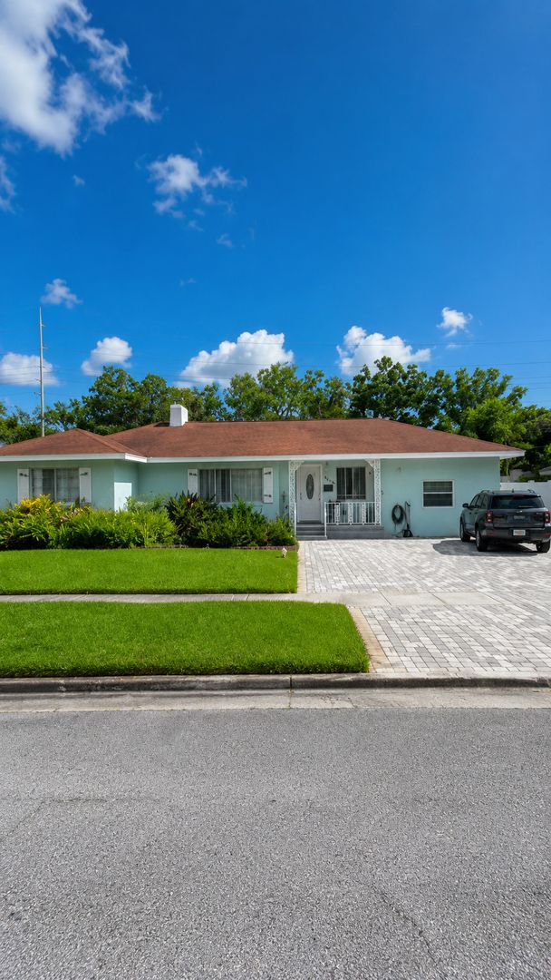 St Petersburg Apartment: 4950 13 Av N