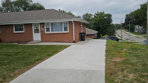 2 Bedroom 1 Bath Duplex with Egress Window in Full Basement – photo 1