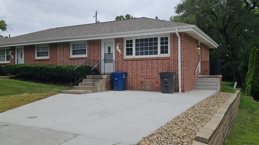 2 Bedroom 1 Bath Duplex with Egress Window in Full Basement – photo 1
