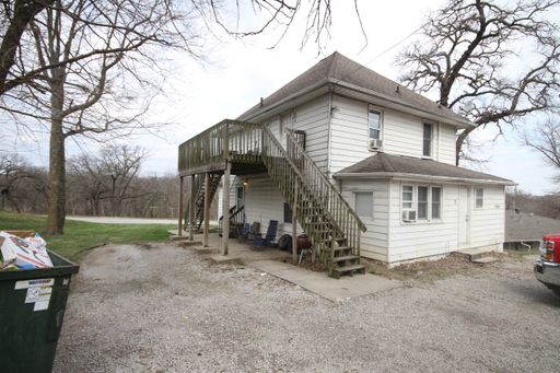 Upstairs Studio/Efficiency in 4 plex On Busline Near Downtown