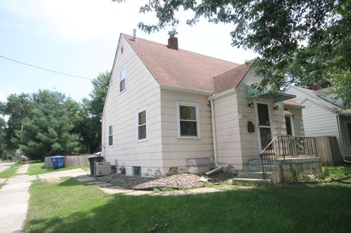 Large 4 bedroom home with Attached Garage – photo 1