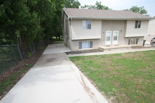 3 Bedroom 1.5 Bath Duplex with lots of room. Much New – photo 1