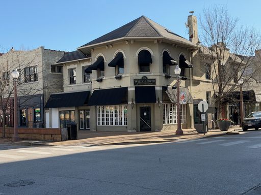 Restaurant Space - Central West End, Southeast corner of Euclid and Laclede – photo 1