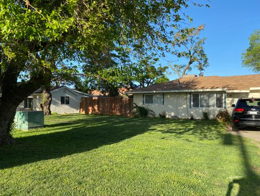 1 bedrooms / 1 bathrooms with Backyard – photo 1