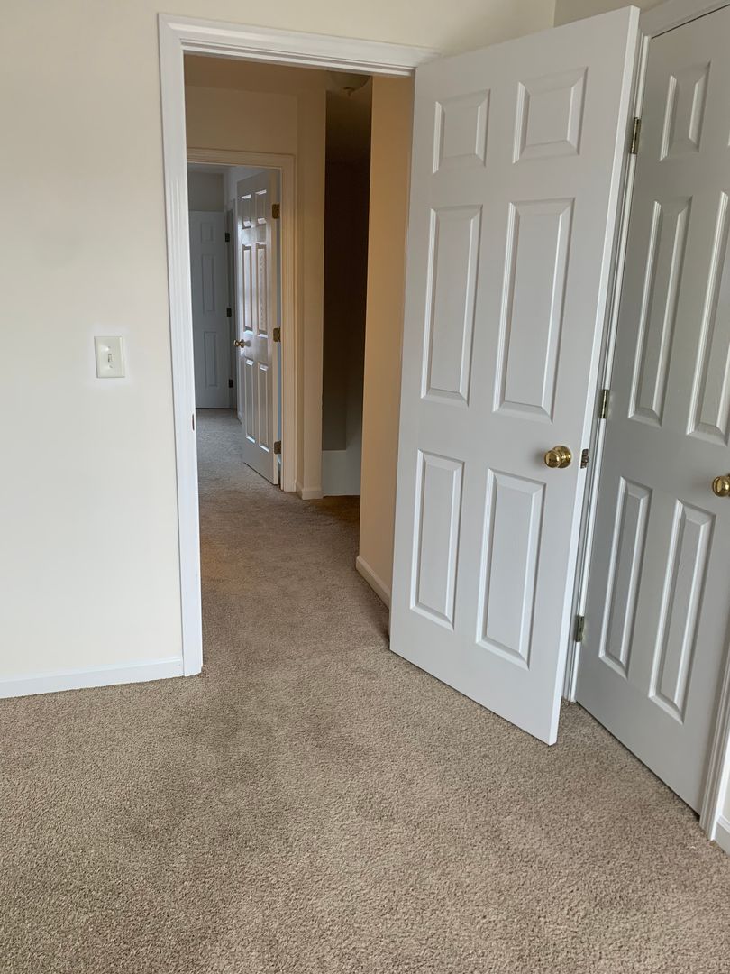 Rockwell Apartment: Cross & Gold Hill