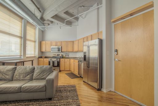 One Bedroom Unit in Wonderful Western Auto Lofts – photo 1
