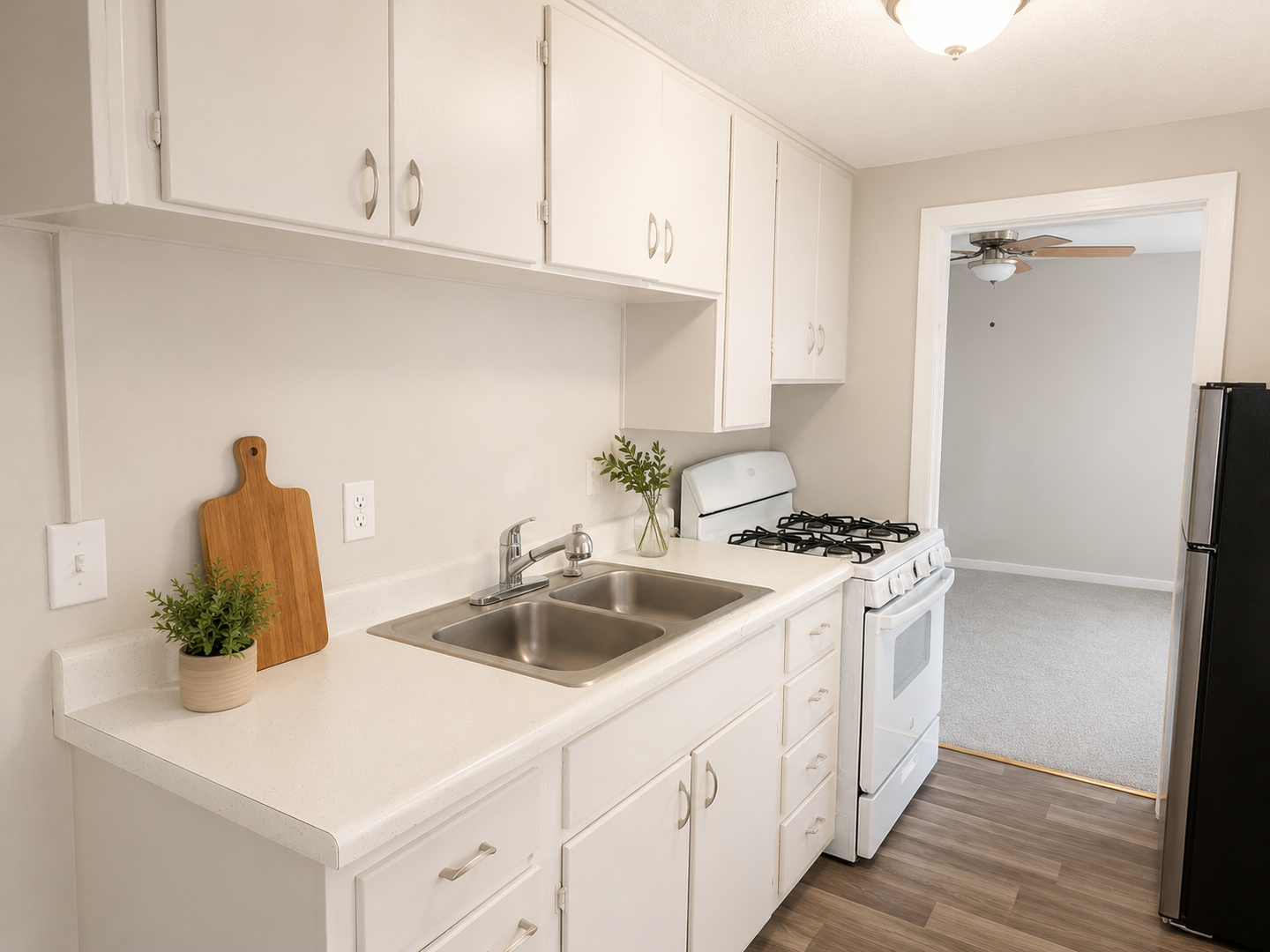 Independence Townhome: 906-912 1/2 S Noland Road