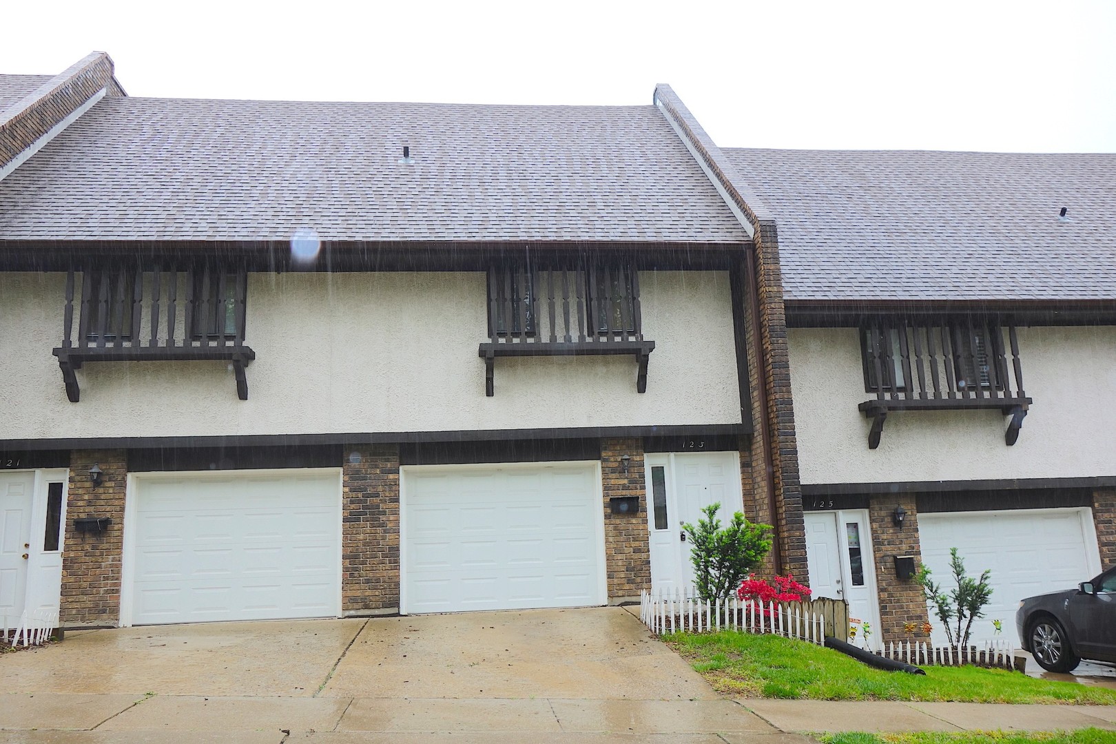 Independence Apartment: 117-127 W. Nettleton Avenue