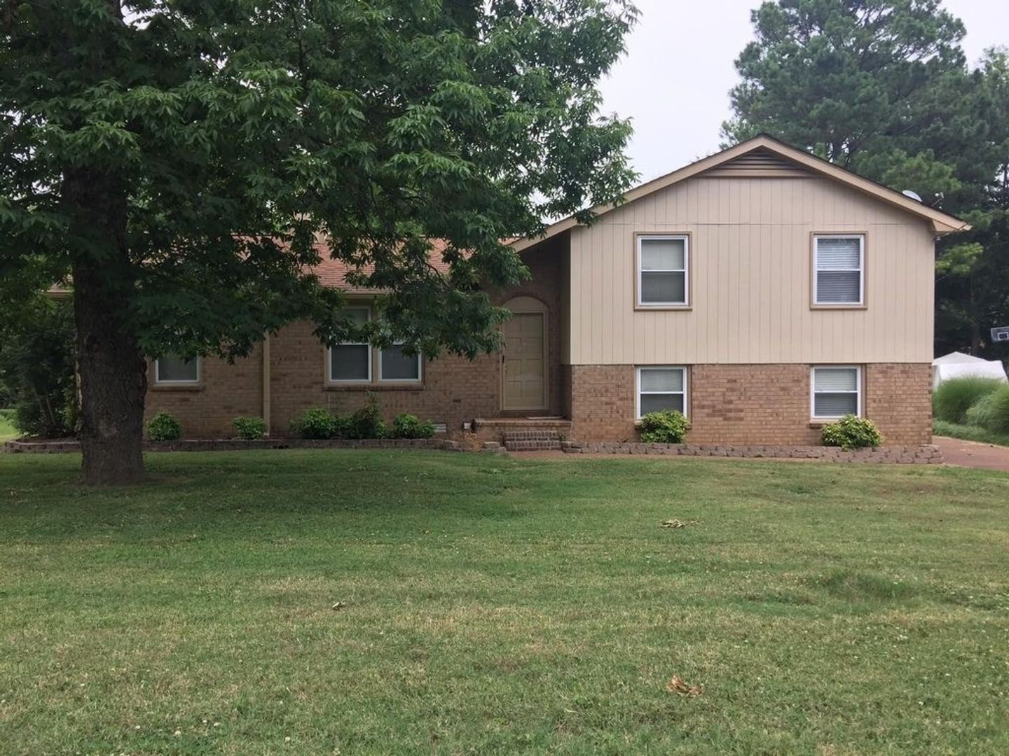 Hendersonville House: 106 Cornelia Drive