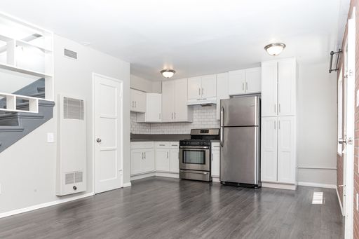 Beautiful 1-bedroom townhome style apartment in up-and-coming Virgil Village with parking! – photo 1