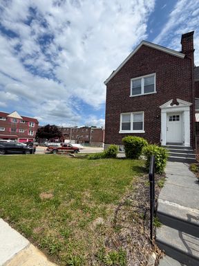 Charming 2-Bedroom First-Floor Apartment with Private Parking in Cedarbrook – photo 1