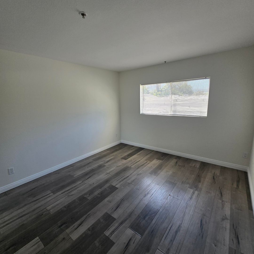 Los Angeles Apartment: 2332 Wellesley Avenue