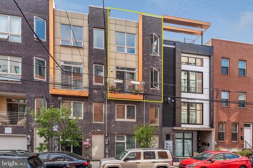 Beautiful Condo with Amazing Roof Top Deck – photo 1