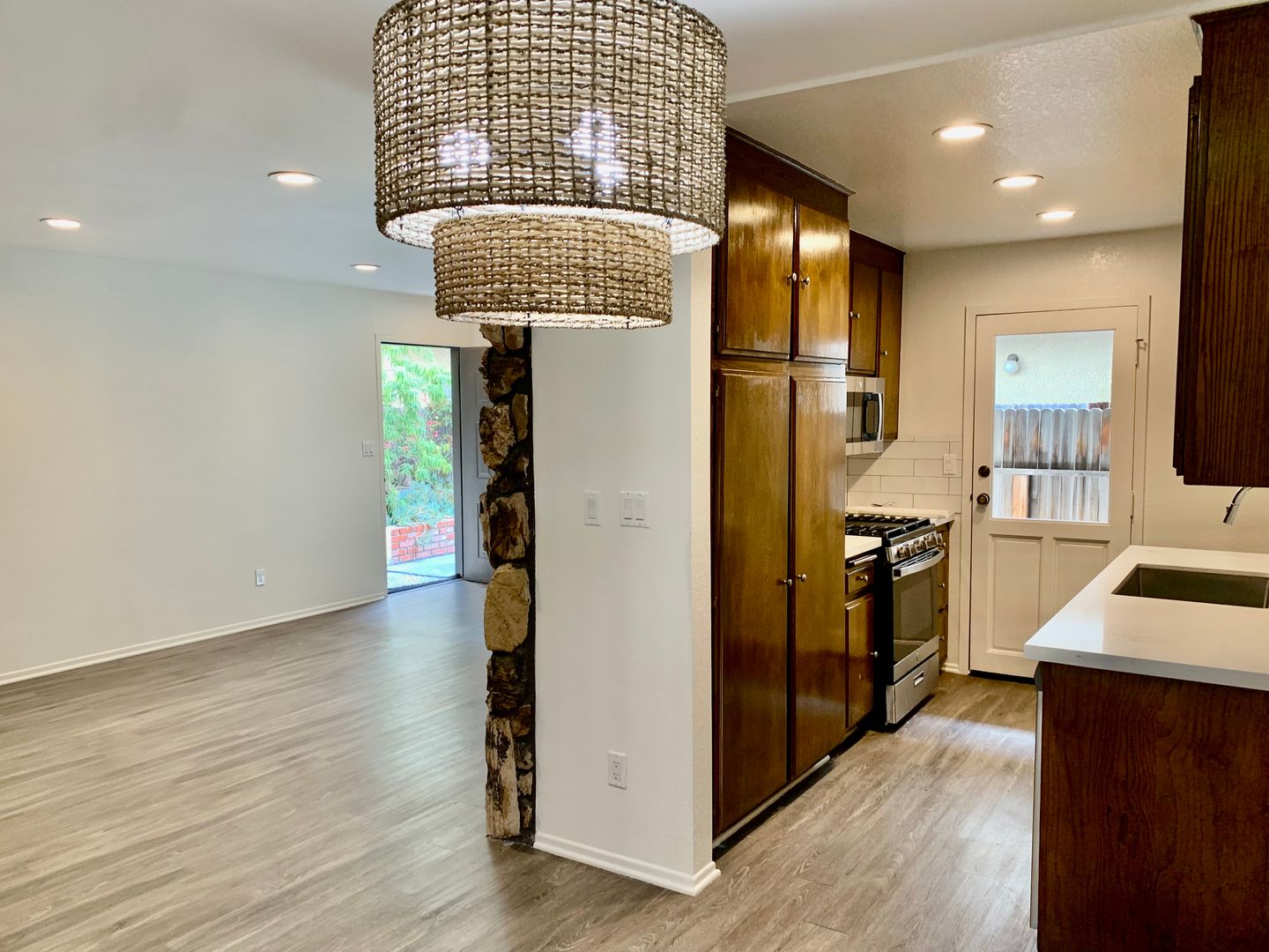 Los Angeles Apartment: 10651 Eastborne Ave