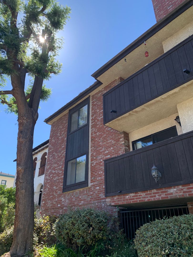 Los Angeles Apartment: 10651 Eastborne Ave