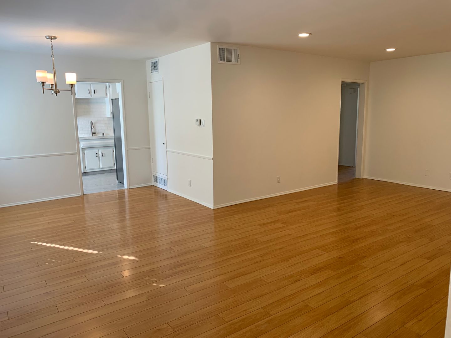 Beverly Hills Apartment: 165 N Almont Dr